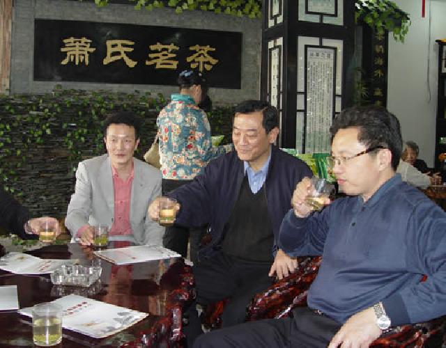 2006年3月,国务院参事团视察萧氏茶叶集团