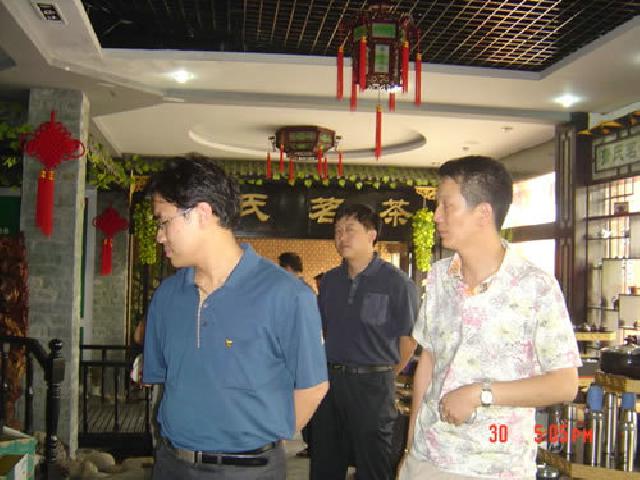 2006年10月，国家团中央青工处处长肖凤利等视察萧氏集团