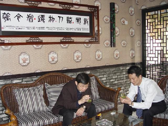 2006年4月8日,著名笑星大兵坐客萧氏茗茶馆,与董事长肖勇一起品尝萧氏茗茶